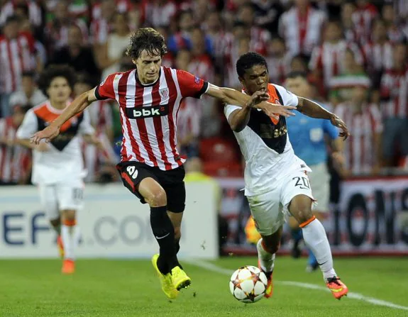 Ander Iturraspe y Douglas Costa pelean por un balón, ayer, en el estadio del Athletic. 