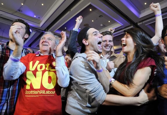 Defensores de la campaña del 'no' celebran la victoria tras conocer los resultados oficiales de la consulta.
