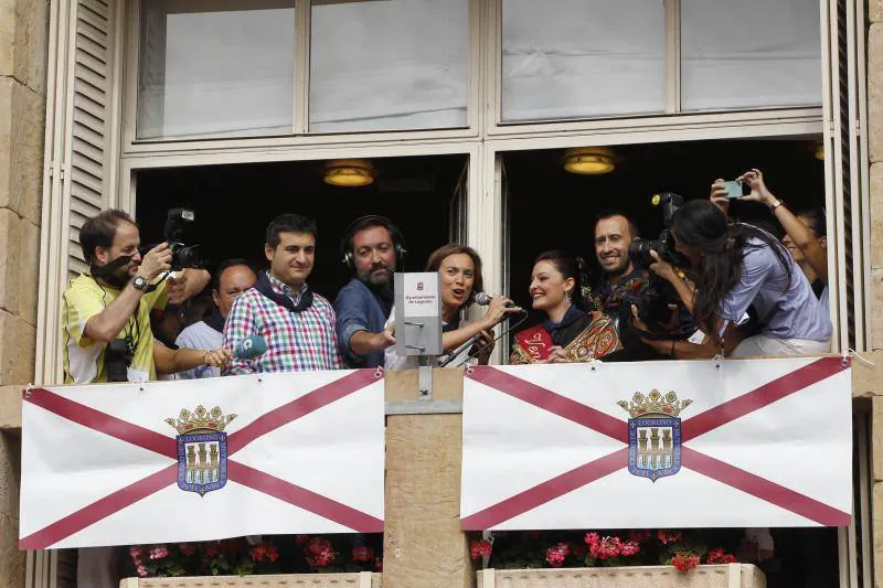 Gamarra habla a la multitud antes de tirar el cohete