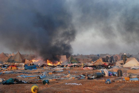 El campamento saharaui de 'Gdaim Izik' desmantelado en 2010 por las fuerzas marroquíes; en la parte superior, Hamdam Buyena 