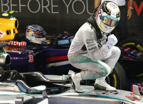 El inglés Lewis Hamilton celebra, ayer, la victoria conseguida  en el circuito de Marina Bay, donde se convirtió en el nuevo líder del Mundial. 