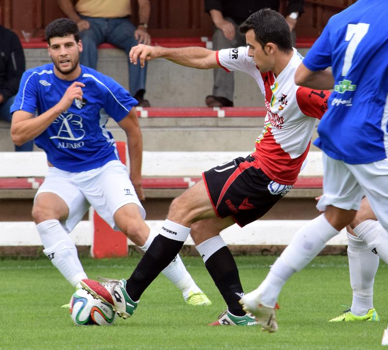 Rubén Pérez pasa el balón. 