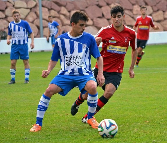 Emilio protege el balón presionado por Efrén. 