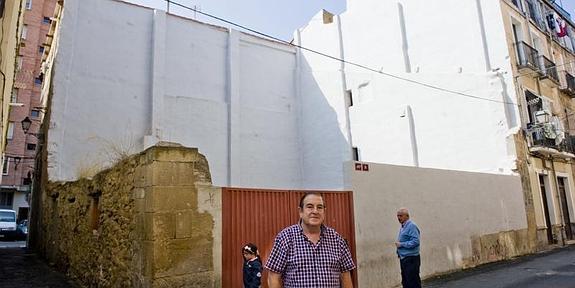 Emilio Carreras, en el solar de los Baños que albergará el centro para personas sin hogar