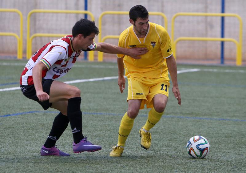 Omar y Alberto Gil pugnan por el balón. 