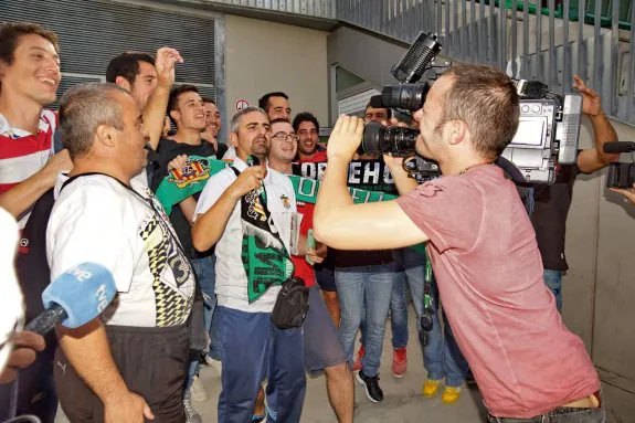 Jugadores y miembros de la Unió Esportiva Cornellà celebran el resultado del sorteo. 