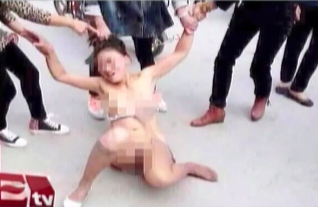 Golpean y desnudan a una mujer en China