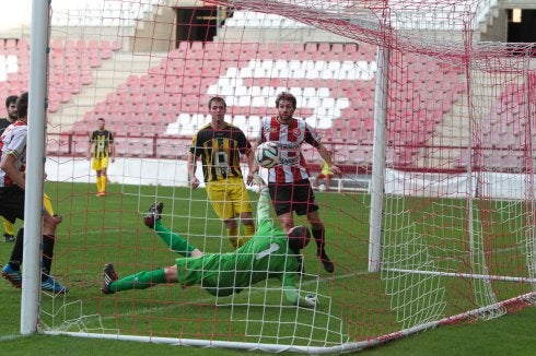 Óscar no puede evitar uno de los goles de la SDL