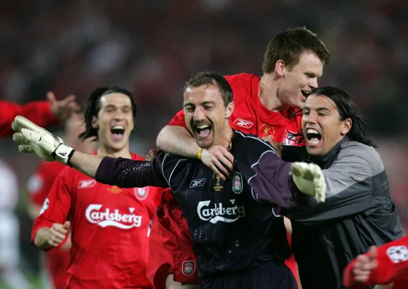 Dudek festeja la Liga de Campeones conquistada con el Liverpool en el año 2005.