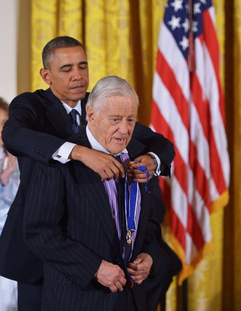 Obama distinguió a Bradlee con la Medalla de la Libertad. 