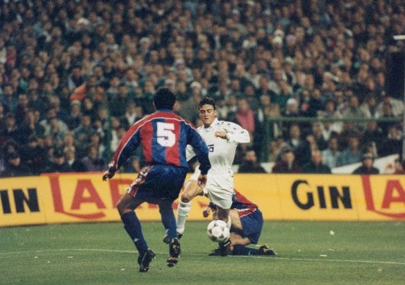 Luis Enrique, ante su amigo Abelardo, durante el recordado 5-0 del Real Madrid al Barça, en el que marcó uno de los tantos blancos. 