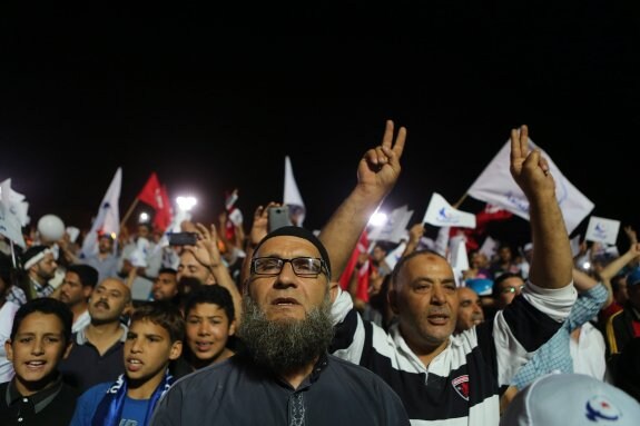 Seguidores de Rachid Ghannouchi, líder del partido islamista Al Nahda, asisten a un acto de campaña. 