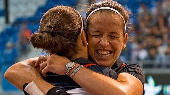 Amatriain (de espaldas) se abraza con su compañera, Patty Llaguno