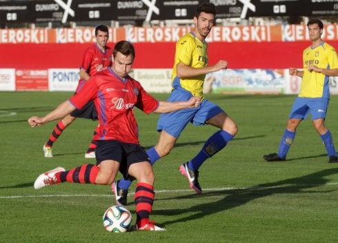 Gol. Garrido pega al esférico en presencia de Tato. Suyo fue el segundo gol local.  