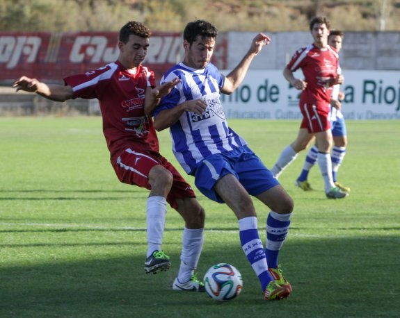 Dos jugadores del Ciudad y del Náxara pugnan por el cuero. 