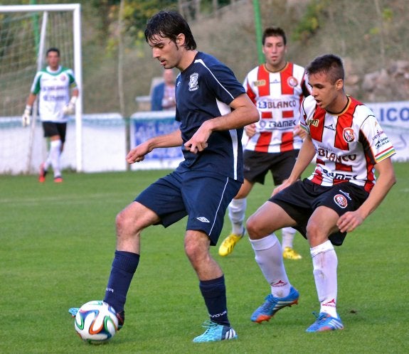 Abel juega el balón presionado por Alberto Gil. 