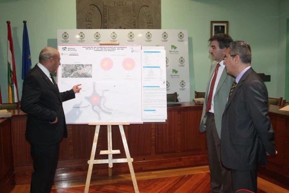 Gil de Gómez, Abad y Burgos presentaron ayer el proyecto. 