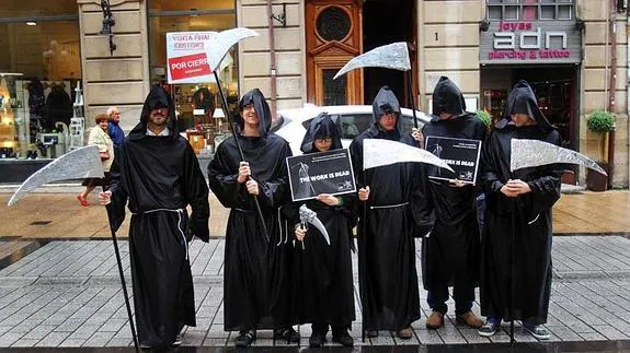 Las Juventudes Socialistas se han disfrazado para presentar su campaña.