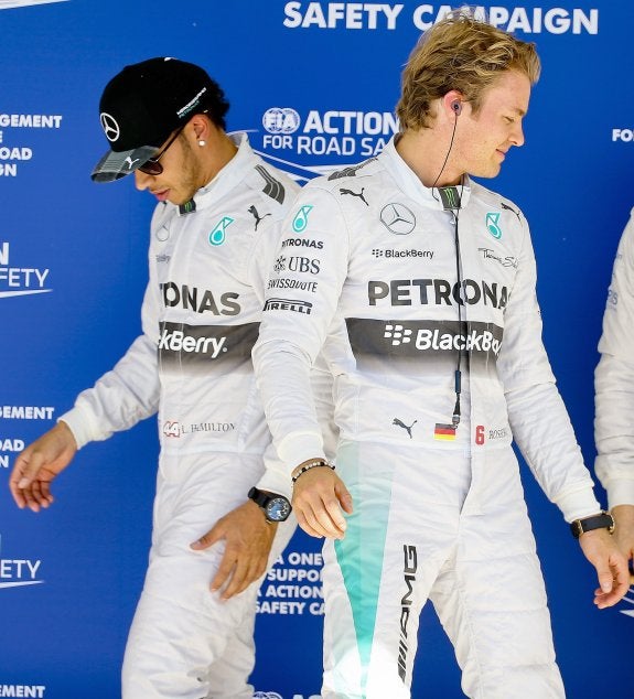 Hamilton y Rosberg se dirigen al garaje de Mercedes tras la clasificación en el Gran Premio de Estados Unidos.
