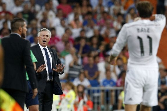 Ancelotti se dirige a Gareth Bale durante el encuentro contra el Atlético de Madrid.
