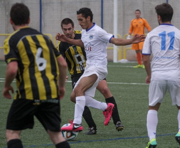 Abdenaceur avanza con el balón controlado. 