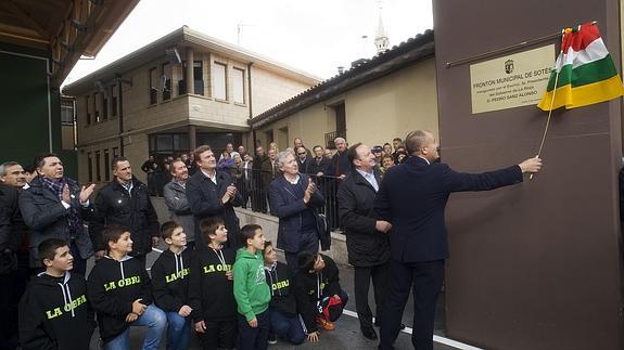 Pedro Sanz inaugura el frontón de Sotés