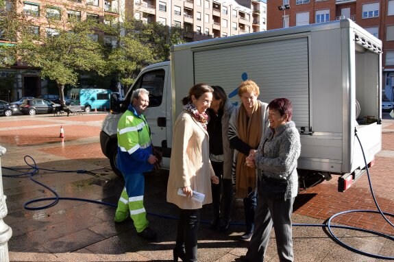 La alcaldesa conversa con una vecina de la zona. 