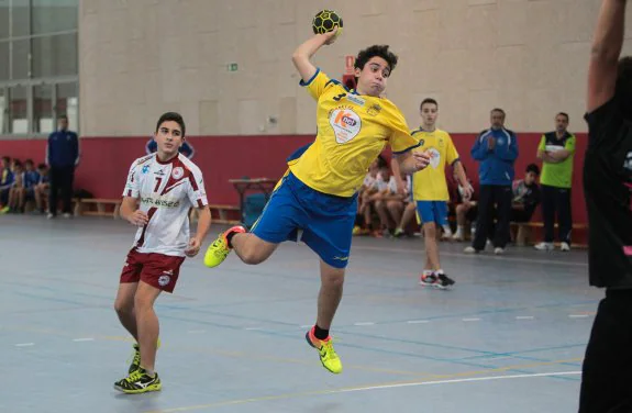 Un jugador del Knet Calasancio busca un gol para su equipo.