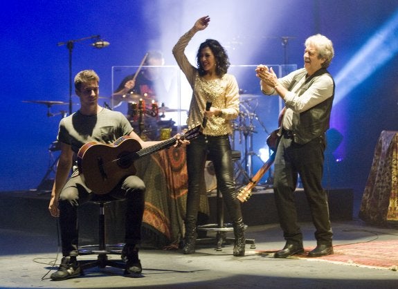 Entrega. Chema Purón Y Lucía celebran la interpretación del guitarrista.