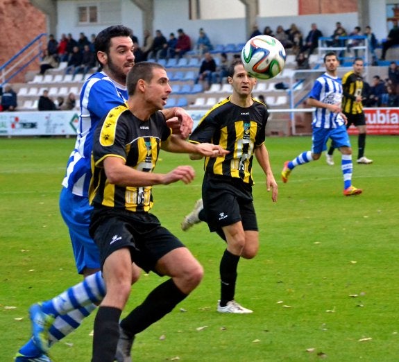 Jorge Arnáez y Schuster pelean por el balón. 