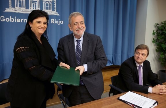 Arruga y Beteta, tras firmar el acuerdo, junto al delegado del Gobierno en La Rioja, Alberto Bretón. 