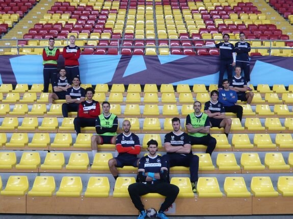 Los jugadores del Naturhouse  posan en la colorida grada del  Boris TRajkovski . 