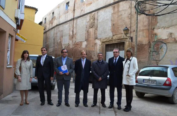 Ortigosa, Alonso, Martínez-Portillo, Van-Halen, Burgos,
Menéndez y Ortega delante de la 'Casa de las Medranas'. 