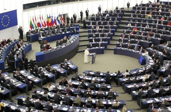 El papa Francisco, durante su discurso ante el Parlamento Europeo en Estrasburgo, donde denunció el 			aborto y la falta de soluciones al problema de la inmigración. 