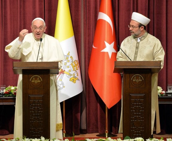 El papa Francisco en una rueda de prensa con el Gran Muftí, Mehmet Gormez, en Ankara (Turquía). 