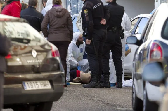La Policía Científica analiza el cuerpo sin vida del atracador abatido ayer en Vigo. 