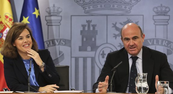 La vicepresidenta Sáenz de Santamaría y el ministro De Guindos, ayer, tras el Consejo de Ministros. 