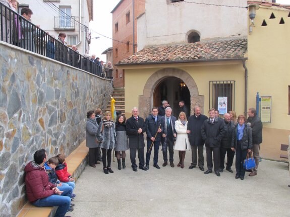 Foto de familia de las autoridades que acudieron a la misa. 