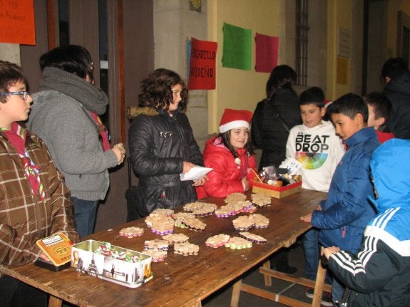 La plaza de España vivió en la mediatarde de ayer el encendido navideño y mercado solidario scout. 