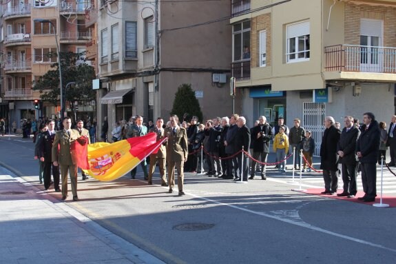 Ocho arnedanos pertenecientes a distintos grupos de las Fuerzas Armadas y de las Fuerzas y Cuerpos de Seguridad del Estado portaron e izaron la bandera. 