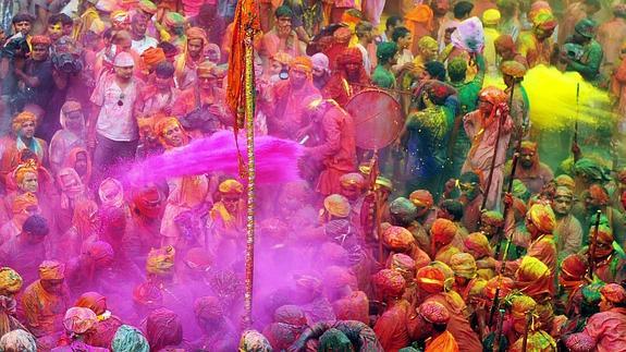 Fiesta del color en La India con polvos semejantes a los que se emplearán en la actividad deportiva de este domingo.