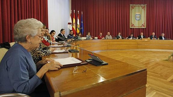 Un momento de la lectura en el salon de plenos de Logroño. 