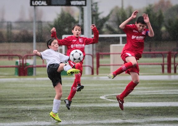 Jugadores infantiles del Valle del Ebro y el Tatú, en un partido en Prado Viejo.