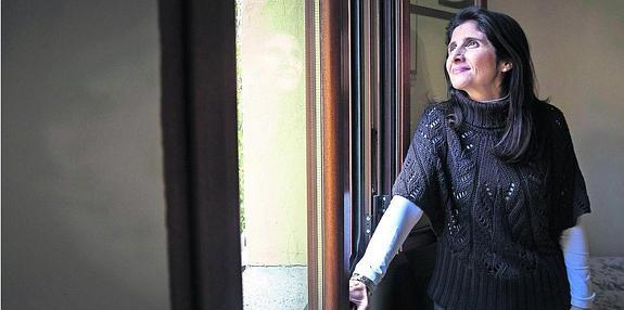 Magdalena Pérez, presidenta del Teléfono de la Esperanza en La Rioja, posa en la sede de la ONG en Logroño. 