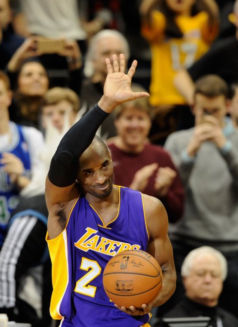 Kobe Bryant saluda a los aficionados tras su espectacular logro. 