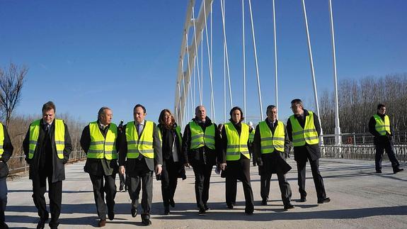 Las autoridades visitan las obras de conexión de la autovía A-12 entre La Rioja y Navarra.