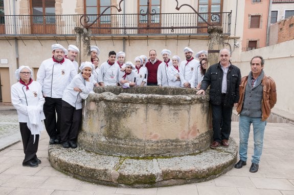 Los alumnos participantes en el proyecto, con su profesor, Rubén Fernández, y los responsables de Bodegas Florentino Martínez. 