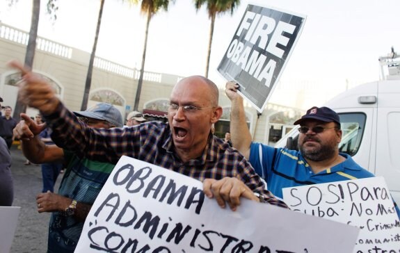 Exiliados en Miami protestan contra la decisión de Obama de restablecer relaciones diplomáticas con el régimen de Castro. 