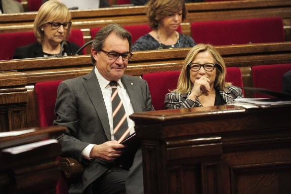Artur Mas, junto a la vicepresidenta Joana Ortega, en una sesión de control al Gobierno en el Parlamento catalán. 