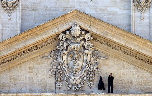 Un hombre se encaramó ayer a la fachada del Vaticano para protestar contra una directiva comunitaria. 